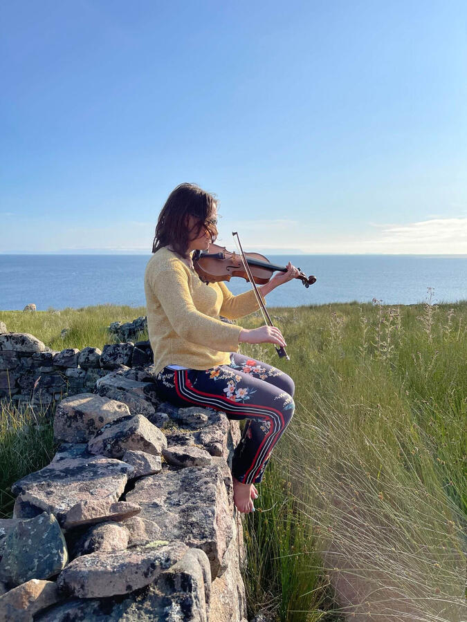 Alison Carlyle playing fiddle